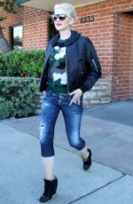 GWEN STEFANI Arrives at a Medical Office in Sherman Oaks 11/13/2015