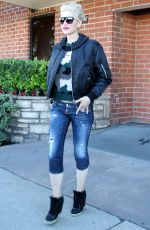 GWEN STEFANI Arrives at a Medical Office in Sherman Oaks 11/13/2015