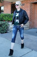 GWEN STEFANI Arrives at a Medical Office in Sherman Oaks 11/13/2015