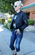 GWEN STEFANI Arrives at a Medical Office in Sherman Oaks 11/13/2015