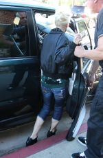 GWEN STEFANI Arrives at a Medical Office in Sherman Oaks 11/13/2015