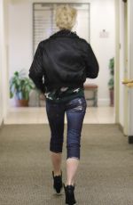 GWEN STEFANI Arrives at a Medical Office in Sherman Oaks 11/13/2015