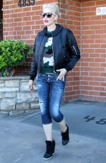 GWEN STEFANI Arrives at a Medical Office in Sherman Oaks 11/13/2015