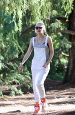 GWEN STEFANI at Huntington Gardens in Pasadena 11/22/2015