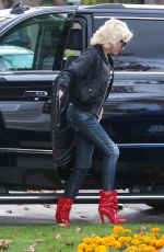 GWEN STEFANI Out and About in Pasadena 11/26/2015