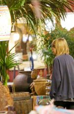 TAYLOR SWIFT Shopping for Antique in Los Angeles 11/17/2015