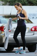 JENNIFER GARNER in Tights Leaves a Gym in Los Angeles 11/28/2015