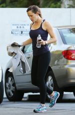 JENNIFER GARNER in Tights Leaves a Gym in Los Angeles 11/28/2015