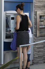 JENNIFER GARNER Shopping at Farmers Market in Pacific Palisades 11/01/2015
