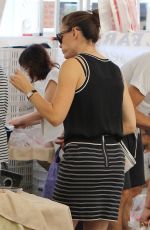 JENNIFER GARNER Shopping at Farmers Market in Pacific Palisades 11/01/2015