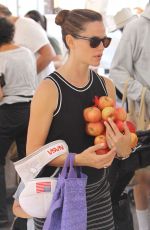 JENNIFER GARNER Shopping at Farmers Market in Pacific Palisades 11/01/2015