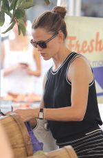 JENNIFER GARNER Shopping at Farmers Market in Pacific Palisades 11/01/2015