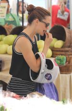 JENNIFER GARNER Shopping at Farmers Market in Pacific Palisades 11/01/2015