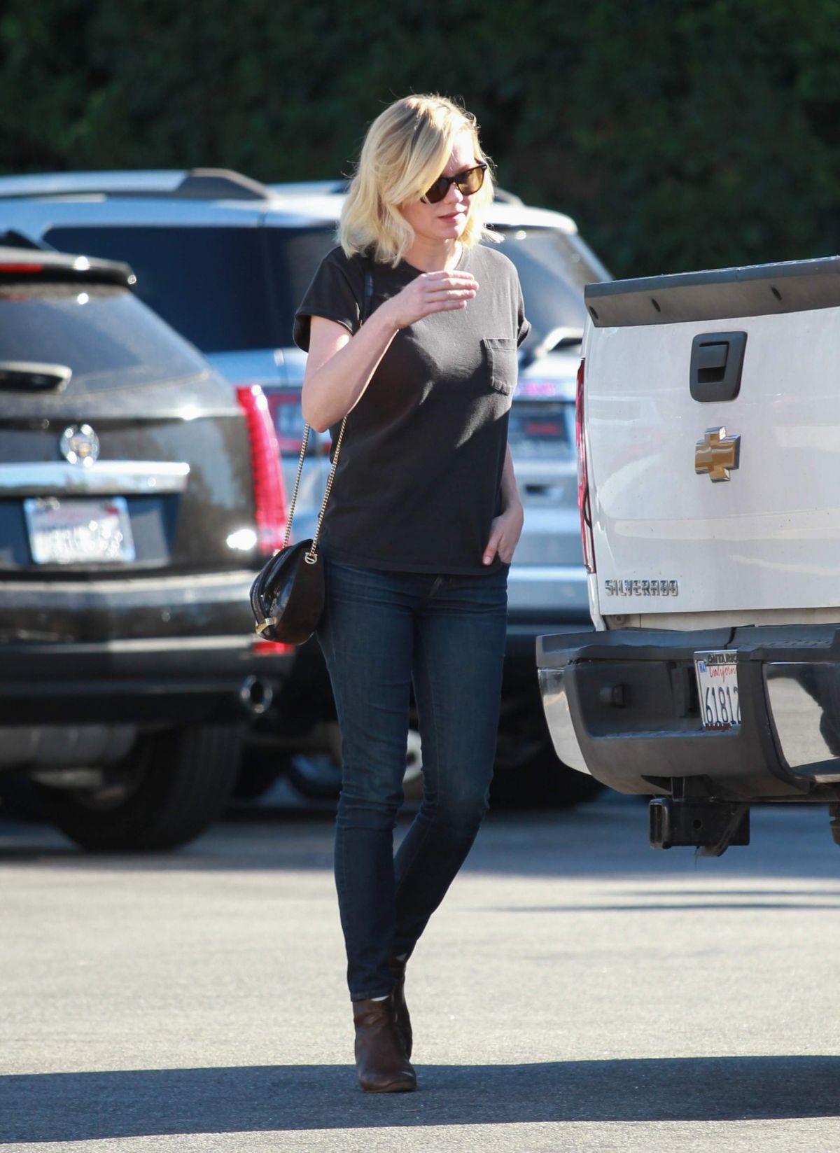 KIRSTEN DUNST Out Shopping in Los Angeles 11/07/2015 KIRSTEN DUNST Out Shopping in Los Angeles 11/07/2015