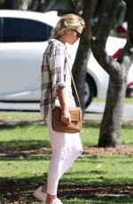 MARGOT ROBBIE Out for Lunch in Sydney 11/17/2015
