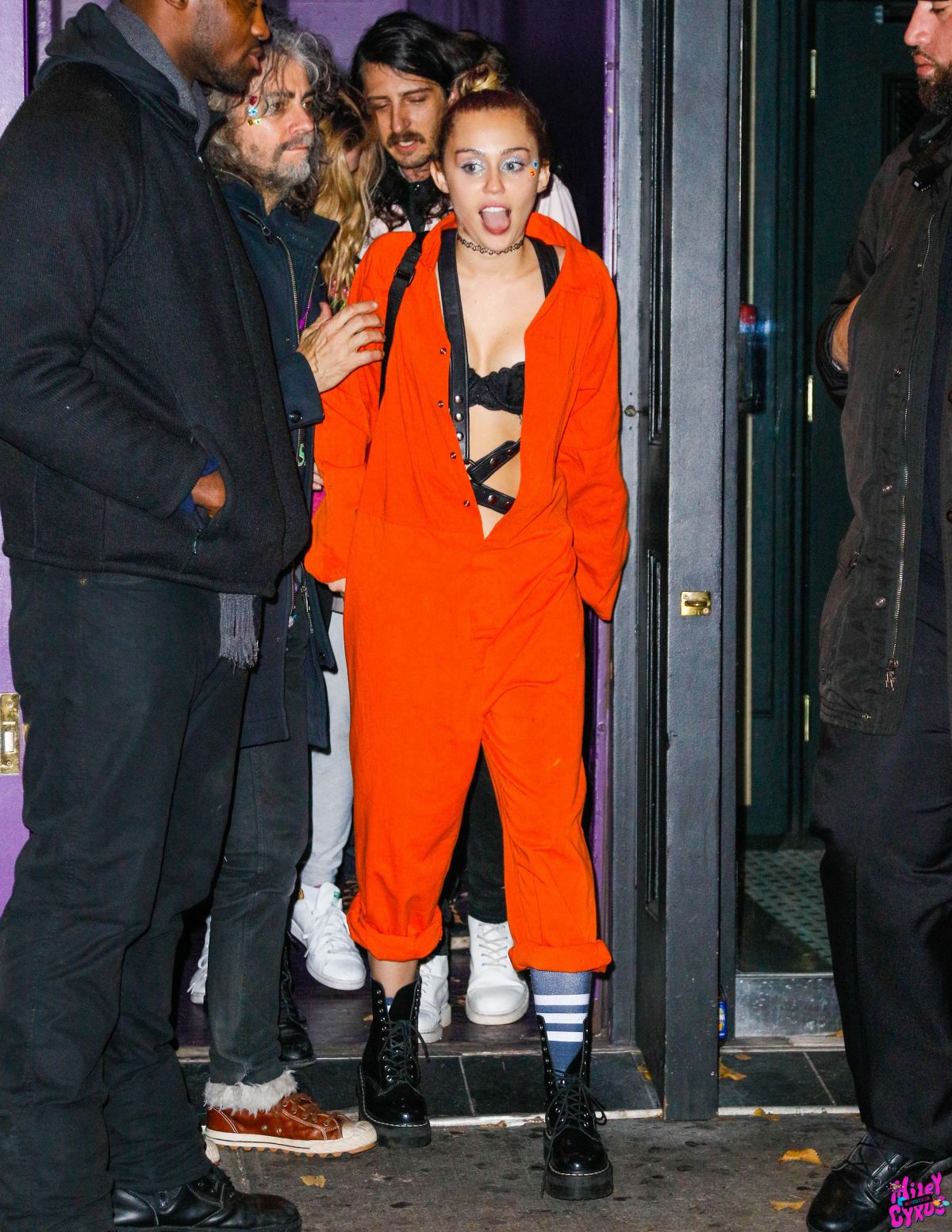 MILEY CYRUS Leaves Up and Down Nightclub in New York 11/28/2015 MILEY CYRUS Leaves Up and Down Nightclub in New York 11/28/2015