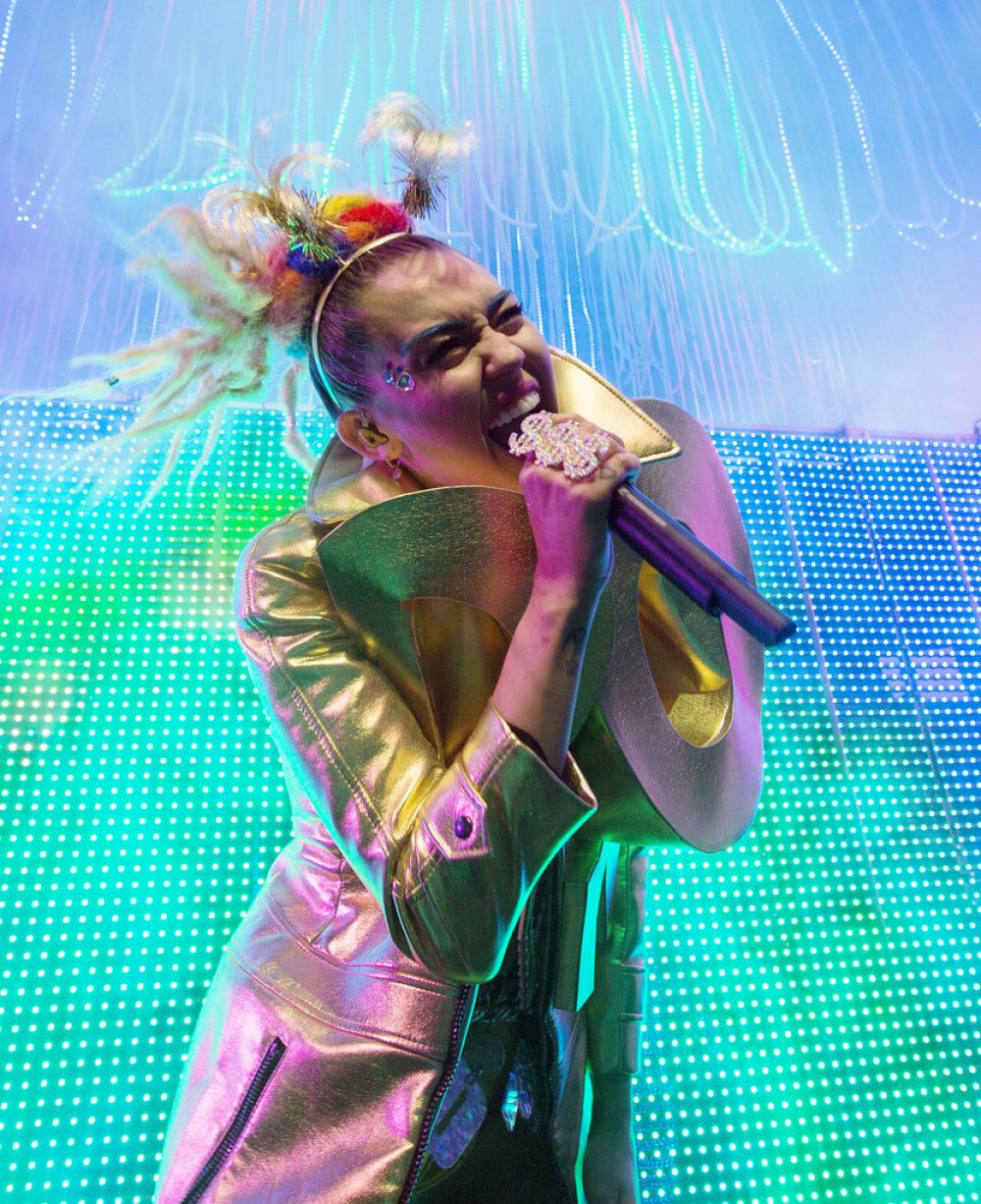 MILEY CYRUS Performs at The Milky, Milky, Milk Tour in Chicago 11/19/2015 MILEY CYRUS Performs at The Milky, Milky, Milk Tour in Chicago 11/19/2015