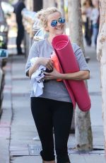 REESE WITHERSPOON Heading to a Yoga Class in Los Angeles 11/04/2015