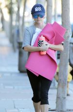 REESE WITHERSPOON Heading to a Yoga Class in Los Angeles 11/04/2015