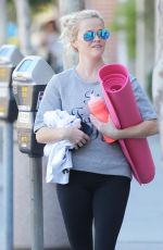 REESE WITHERSPOON Heading to a Yoga Class in Los Angeles 11/04/2015