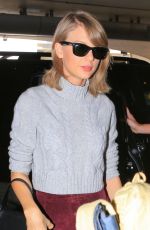 TAYLOR SWIFT Arrives at Los Angeles International Airport 04/11/2015
