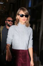 TAYLOR SWIFT Arrives at Los Angeles International Airport 04/11/2015