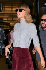 TAYLOR SWIFT Arrives at Los Angeles International Airport 04/11/2015