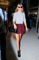 TAYLOR SWIFT Arrives at Los Angeles International Airport 04/11/2015