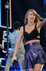 TAYLOR SWIFT Performs at 1989 World Tour in Singapore 11/07/2015