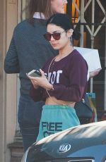 VANESSA and STELLA HUDGENS Leaves Aroma Coffee & Tea in Los Angeles 11/13/2015