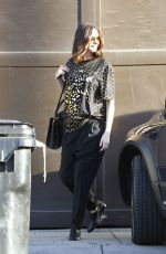 ANNE HATHAWAY Leaves a Fiend