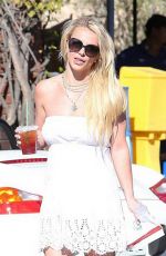 BRITNEY SPEARS Out and About in Calabasas 08/12/2015
