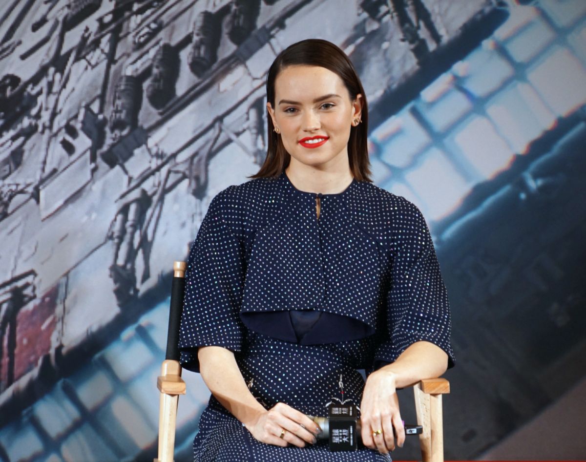 daisy-ridley-at-star-wars-the-force-awakens-photocall-in-shangahai-12-28-20...