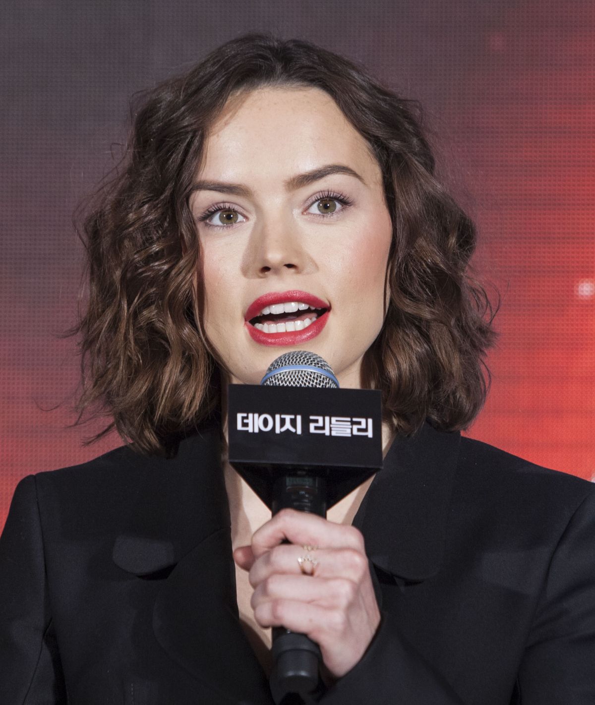 daisy-ridley-at-star-wars-the-force-awakens-press-conference-in-seoul-12-09...