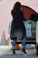 HALLE BERRY Shopping at Aahs! in Los Angeles 12/01/2015