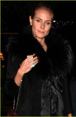 HEIDI KLUM and Seal Kiss During Holiday Family Outing 12/26/2015