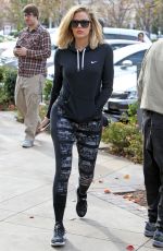 KHLOE KARDASHIAN Arrives at Starbucks for a Coffee in Calabasas 12/19/2015