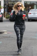 KHLOE KARDASHIAN Arrives at Starbucks for a Coffee in Calabasas 12/19/2015