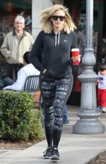 KHLOE KARDASHIAN Arrives at Starbucks for a Coffee in Calabasas 12/19/2015