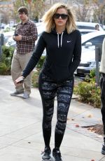 KHLOE KARDASHIAN Arrives at Starbucks for a Coffee in Calabasas 12/19/2015