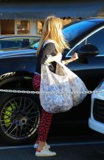 REESE WITHERSPOON Out Shopping at the Brentwood Country Mart 12/14/2015