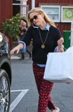 REESE WITHERSPOON Out Shopping at the Brentwood Country Mart 12/14/2015