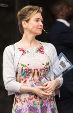 RENeE ZELLWEGER  on the Set of Bridget Jones