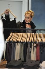 ROSIE HUNTINGTON-WHITELEY Shopping at The Grove in Los Angeles 12/02/2015
