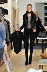 ROSIE HUNTINGTON-WHITELEY Shopping at The Grove in Los Angeles 12/02/2015