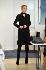 ROSIE HUNTINGTON-WHITELEY Shopping at The Grove in Los Angeles 12/02/2015