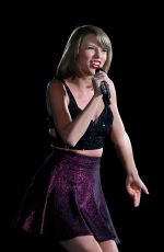 TAYLOR SWIFT Performs at The 1989 World Tour in Melbourne 12/10/2015