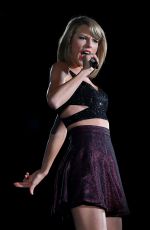 TAYLOR SWIFT Performs at The 1989 World Tour in Melbourne 12/10/2015