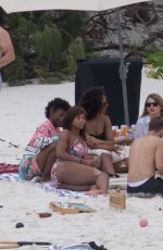 TAYLOR SWIFT with Friends at a Beach in Hamilton Island 12/01/2015