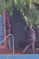 TAYLOR SWIFT with Friends at a Beach in Hamilton Island 12/01/2015